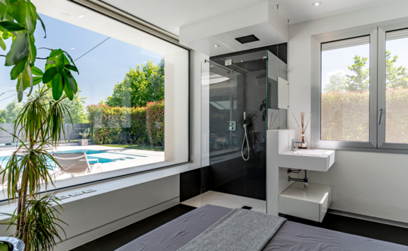 Villa-minimal-camera-padronale-bagno-scomposto-1300x800 Villa minimal camera padronale bagno scomposto