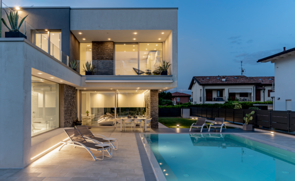 Villa-minimal-esterno-sera-1300x800 Villa minimal esterno sera