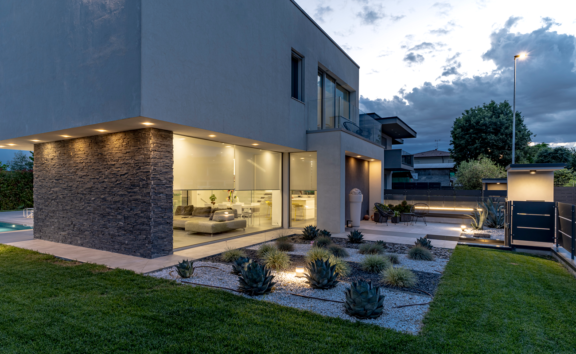 Villa-minimal-esterno-sera-2-1300x800 Villa minimal esterno sera