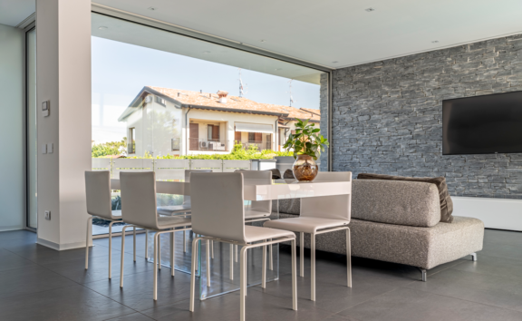 Villa-minimal-living-tavolo-con-vista-1300x800 Villa minimal living tavolo con vista