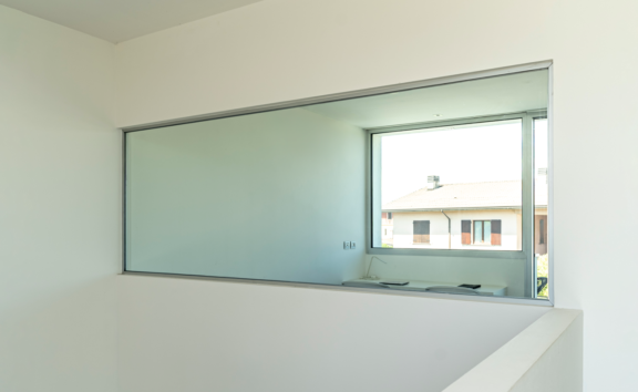 Villa-minimal-piano-primo-camera-finestra-1300x800 Villa minimal piano primo camera finestra
